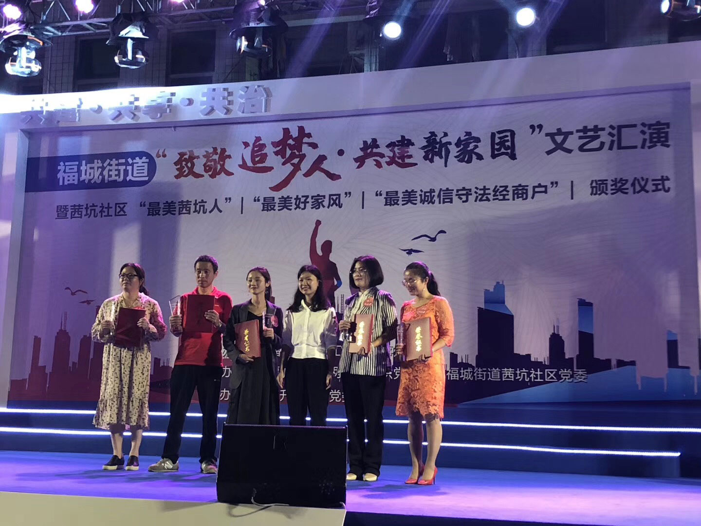 麻豆少妇性爱小视频兩位麗人代表榮獲“最美女性”稱號