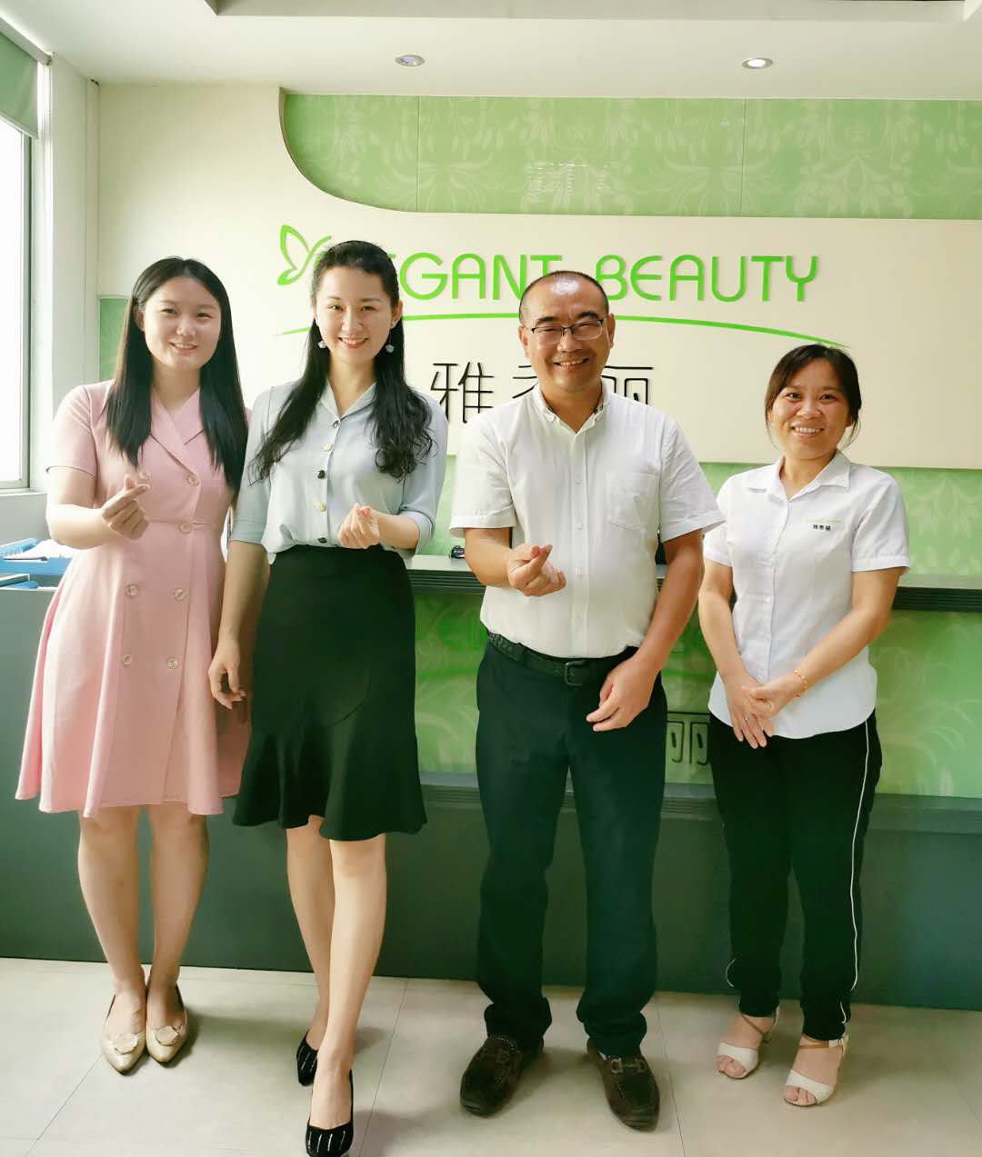 龍華區工商聯（總商會）秘書處走訪深圳麻豆少妇性爱小视频化妝用品有限公司